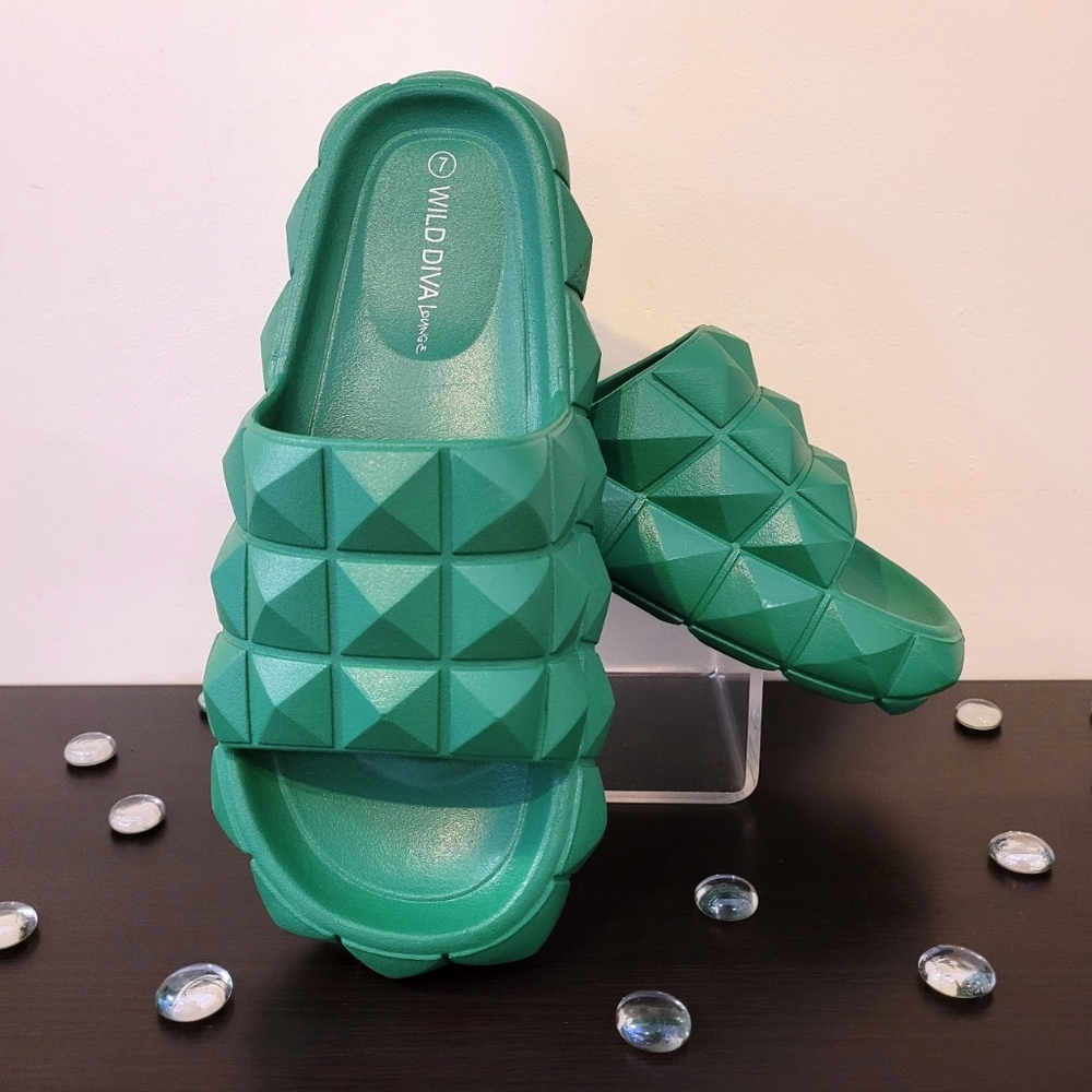 Wild Diva Lounge Green Diamond Slides